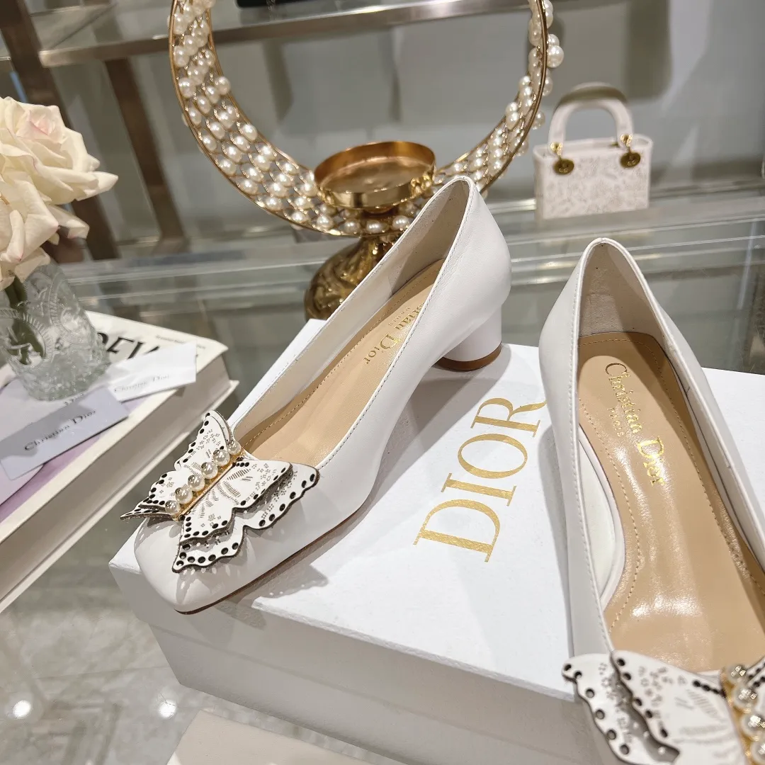 👟👟Ex-factory price 560👟👟 2024 early spring new style ◼️Dior ◼️Dior spring and summer latest fashion show haute couture series sandals Bow Mary Jane ——— Ldylle retro Roman style doll women's sandals CD pearl five metal buckle bow low-heeled women's single shoes Original development top high-end version Material: imported cow patent leather upper + water-dyed sheepskin lining + original molded pearl buckle + Italian genuine leather outsole Size: 34-40 (34.40. Customization is non-refundable and non-exchangeable) Heel height: 4.5cm 8.5cm